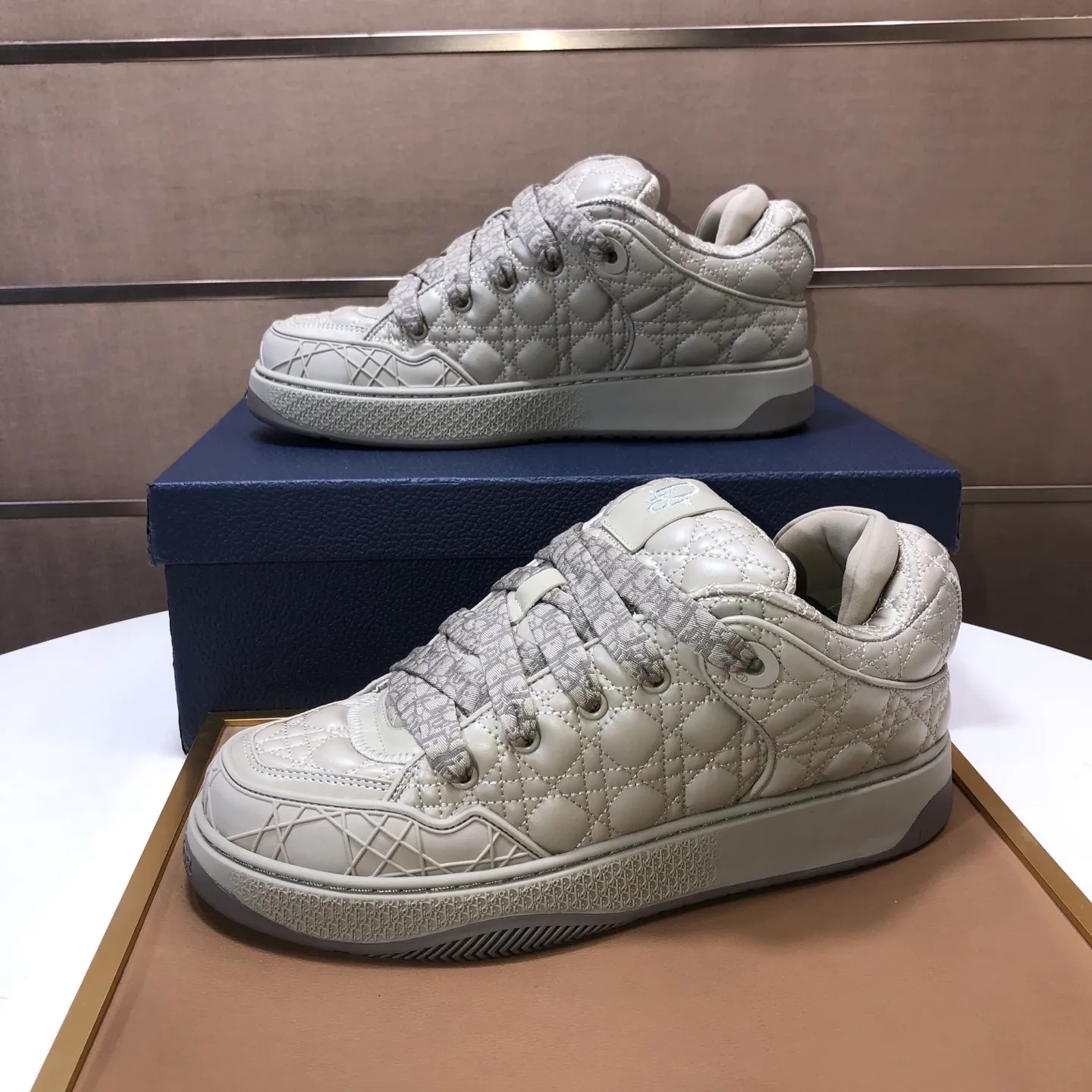 Ex-factory price: 800💶 (top original order) Brand: Dior (Dior) Standard code: Men's size 39-44 (45 customized) Grade: Same as the official website Material: Top original cowhide stitched together Original wear-resistant and lightweight outsole Style category: Fashionable casual shoes Distinguished luxury brand elements top luxury Color: Color of the actual picture